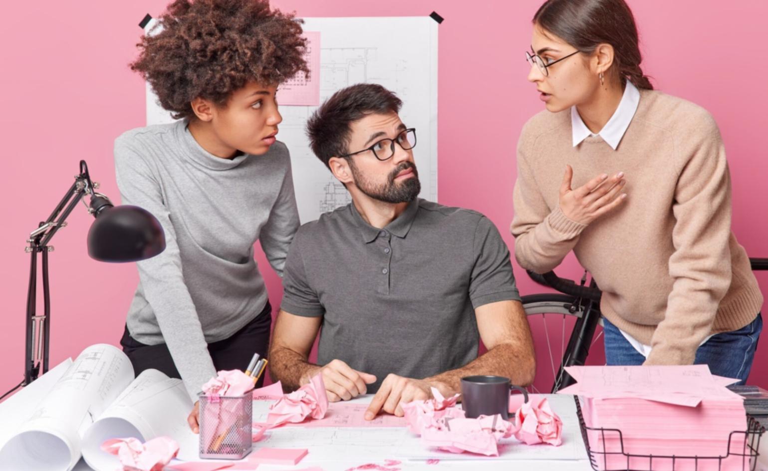 Arbeitsplatz mit Finanzberichten