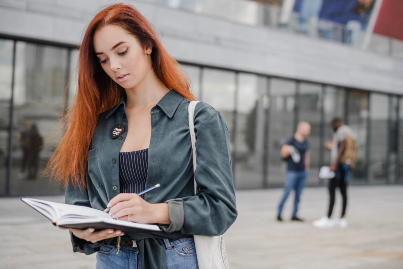 Finanzanalyse Dokumente und Laptops